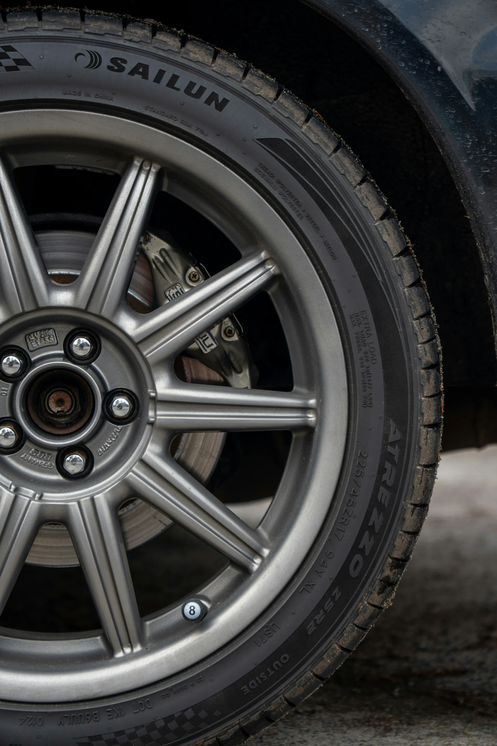 Detalj premium automobilske felge i gume